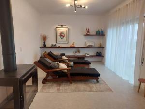 una sala de estar con un montón de almohadas en un sofá en Mostarda Boutique Apartment en Vila do Conde