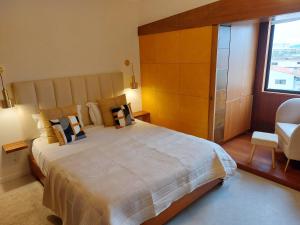 1 dormitorio con 1 cama grande y ventana grande en Mostarda Boutique Apartment en Vila do Conde