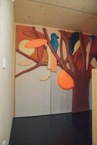 ein Zimmer mit einem Gemälde eines Baumes an der Wand in der Unterkunft Gonner Haus in Rumelange