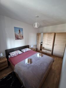 Apartman Centar Kozarska Dubica في Bosanska Dubica: غرفة نوم بسرير كبير مع وسادتين