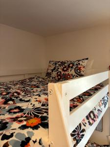 - une chambre dotée d'un lit avec un couvre-lit floral dans l'établissement White Love Versilia, à Viareggio