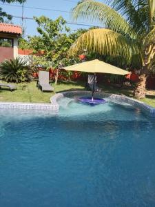 una sombrilla en medio de una piscina en Casa para descanso familiar, en San Pedro Masahuat