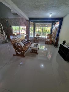 a living room with chairs and a coffee table at Casa para descanso familiar in San Pedro Masahuat