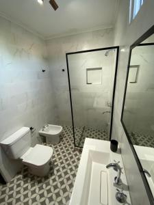 La salle de bains est pourvue de toilettes, d'un lavabo et d'une douche. dans l'établissement Monoambiente La Paz, à La Paz