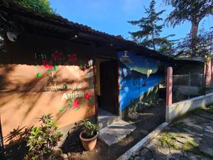 una casa con una planta a un lado en Cabaña de Atitlan, en Panajachel