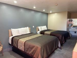 アデラントにあるCalifornia Inn Hotel and Suites Adelanto US 395のホテルルーム ベッド2台付