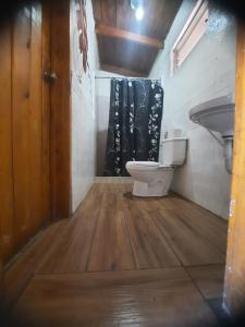 y baño con aseo y lavamanos. en Cabaña de Atitlan, en Panajachel