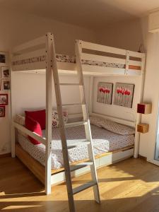 - un lit superposé avec une échelle dans une chambre dans l'établissement White Love Versilia, à Viareggio