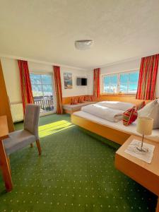 ヒパッハにあるLandhaus Mariaの大きなベッドと椅子が備わるホテルルームです。