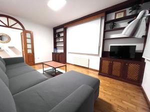 un soggiorno con un divano e una TV di Casa Mesa del Mar Tenerife a Tacoronte