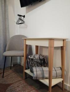 stół i krzesło w pokoju w obiekcie Domki na polance w mieście Horyniec