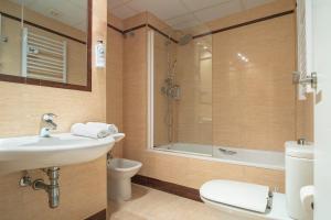 y baño con lavabo, aseo y ducha. en AZ Hotel El Príncipe, en Zaragoza
