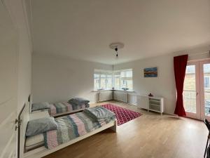 1 dormitorio con 2 camas y alfombra roja en Spacious room in shared accommodation, en Gentofte