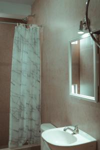 uma casa de banho com um lavatório e uma cortina de chuveiro em Marzano em Cajamarca