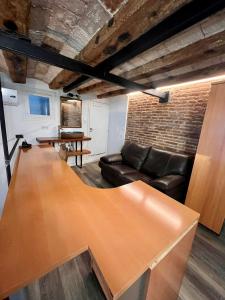 un soggiorno con tavolo e divano di Cataluña Room a Barcellona