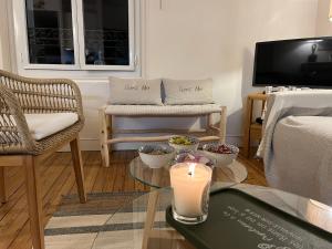 Televízia a/alebo spoločenská miestnosť v ubytovaní Les Bains de Trouville
