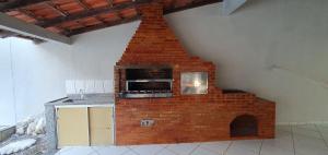 een bakstenen oven in het midden van een kamer bij Casa Temporada Guriri Beach in Guriri