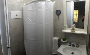 a bathroom with a shower curtain and a sink at Dto tres personas mas elegido wifi libre-acepta mascotas-parrilla-piscina-reposeras-terraza solarium in Mar del Plata