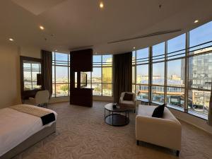 Postel nebo postele na pokoji v ubytování The S Hotel - jeddah - prince sultan street - فندق ذا اس - جده - طريق الامير سلطان + 37 fotografií