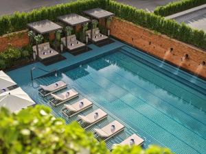 an overhead view of a pool with chairs and umbrellas at InterContinental Chiang Mai The Mae Ping, an IHG Hotel in Chiang Mai