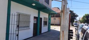 un edificio con una puerta al lado de una calle en Ph en Las Toninas