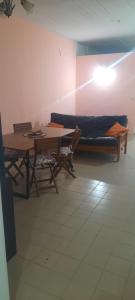 - un canapé dans une pièce avec une table et des bancs dans l'établissement Ph, à Las Toninas