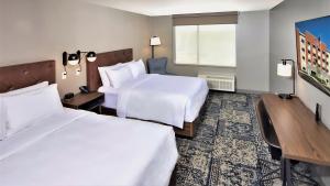 Four Points by Sheraton Albany客房内的一张或多张床位