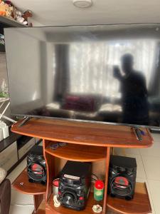 - une télévision à écran plat sur un support en bois dans l'établissement the traveler's house "Airb nb and travel", à Cusco