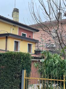 dom z płotem przed nim w obiekcie Garden Love Venice w Mestre