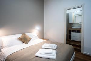 ein Schlafzimmer mit einem Bett mit zwei Handtüchern darauf in der Unterkunft La Grande Bellezza in Neapel