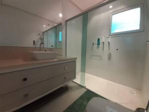 bagno con lavandino e doccia di Casa de Campo em meio a Vinhedos a Pinto Bandeira