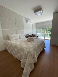 sypialnia z dużym łóżkiem i dużym oknem w obiekcie Casa de Campo em meio a Vinhedos w mieście Pinto Bandeira