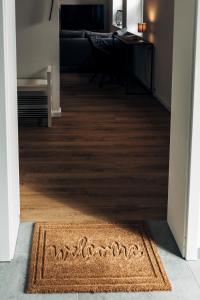 a rug on the floor in a hallway with a living room at Tor zur Altstadt in Husum