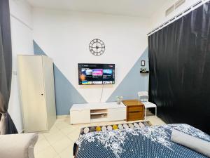 TV a/nebo společenská místnost v ubytování Private Room with Curtains in Marina & Blue water