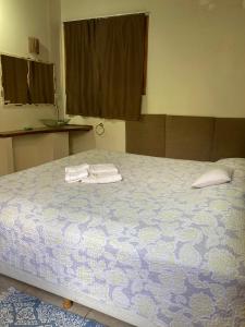 1 dormitorio con 1 cama con 2 toallas en Guesthouse El Tata en Vistalba