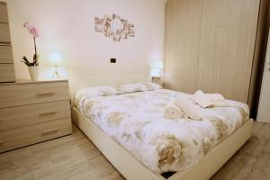 a bedroom with a large bed with towels on it at Appartamento a due passi dal mare in Bordighera