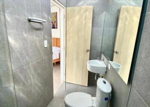 a bathroom with a toilet and a sink at Santa Julia Travel in San Andrés