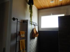 a bathroom with a window and towels on a wall at Maison 3 étoiles , proche plages, Cotinière, & St Pierre in La Cotinière +7 photos