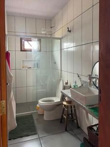 y baño con aseo y lavamanos. en Refúgio Litorâneo em São Chico-Ervino, en São Francisco do Sul