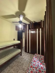 a room with two bunk beds and a ceiling at Residencial Copacabana in Guarapari