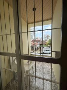 uma vista da janela de um quarto em Residencial Copacabana em Guarapari