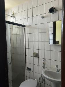 uma casa de banho com um WC e um lavatório em Residencial Copacabana em Guarapari