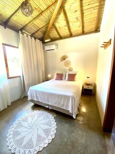a bedroom with a large bed in a room at Recanto Nascer do Sol a 2 km da Praia in Trancoso