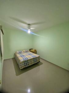 イグアバ・グランデにあるCasa Paraíso Costeiroのベッド1台と天井ファン付きの客室です。