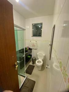 W łazience znajduje się toaleta i przeszklony prysznic. w obiekcie Casa Paraíso Costeiro w mieście Iguaba Grande