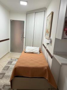 a bedroom with a bed in a room at Quarto privativo em casa domiciliar in Campo Grande