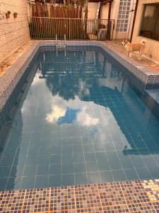 Swimmingpoolen hos eller tæt på Quarto privativo em casa domiciliar