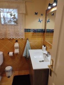 ベナルマデナにあるApartamento en playa semi-privadaのバスルーム(洗面台、鏡付)