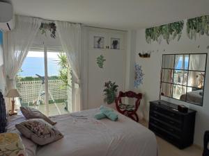 Schlafzimmer mit einem Bett und Meerblick in der Unterkunft Apartamento en playa semi-privada in Benalmádena