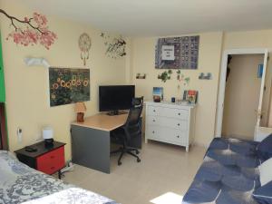 Televízia a/alebo spoločenská miestnosť v ubytovaní Apartamento en Playa Semi-Privada